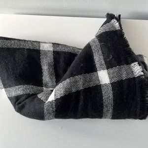 Black and white blanket scarf